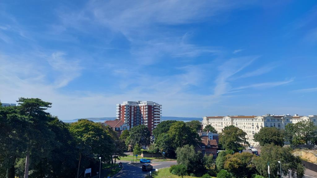 Lot: 19 - FLAT FOR INVESTMENT IN PRIME TOWN CENTRE LOCATION - Drone photo of the block from afar
